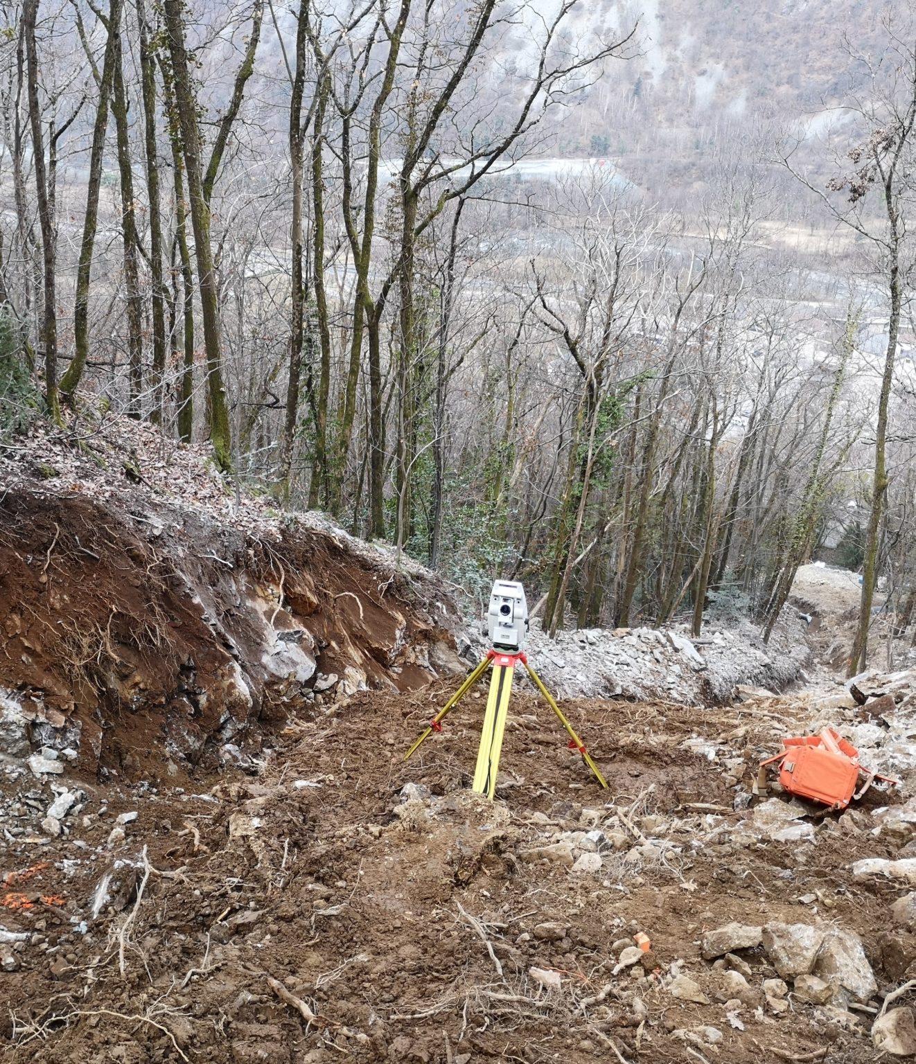 La station totale positionnée pour le chantier de Livet Gavet.