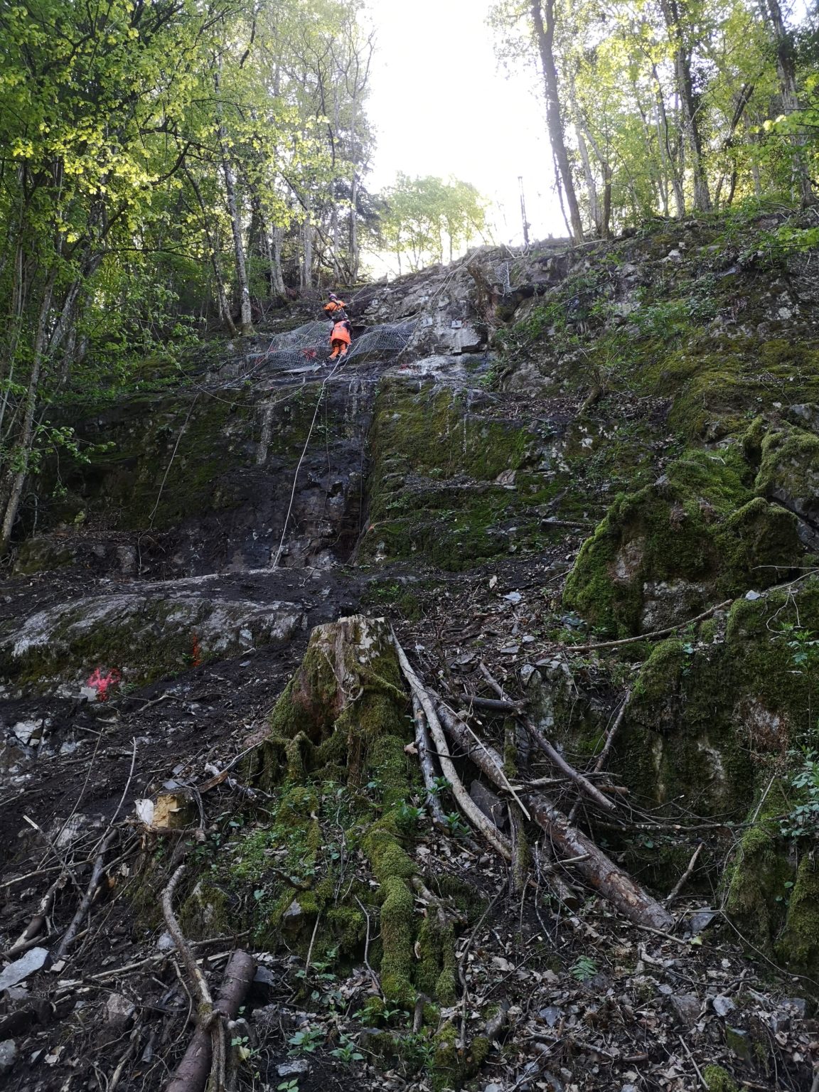 Deux techniciens encordés pour le chantier de Livet Gavet.