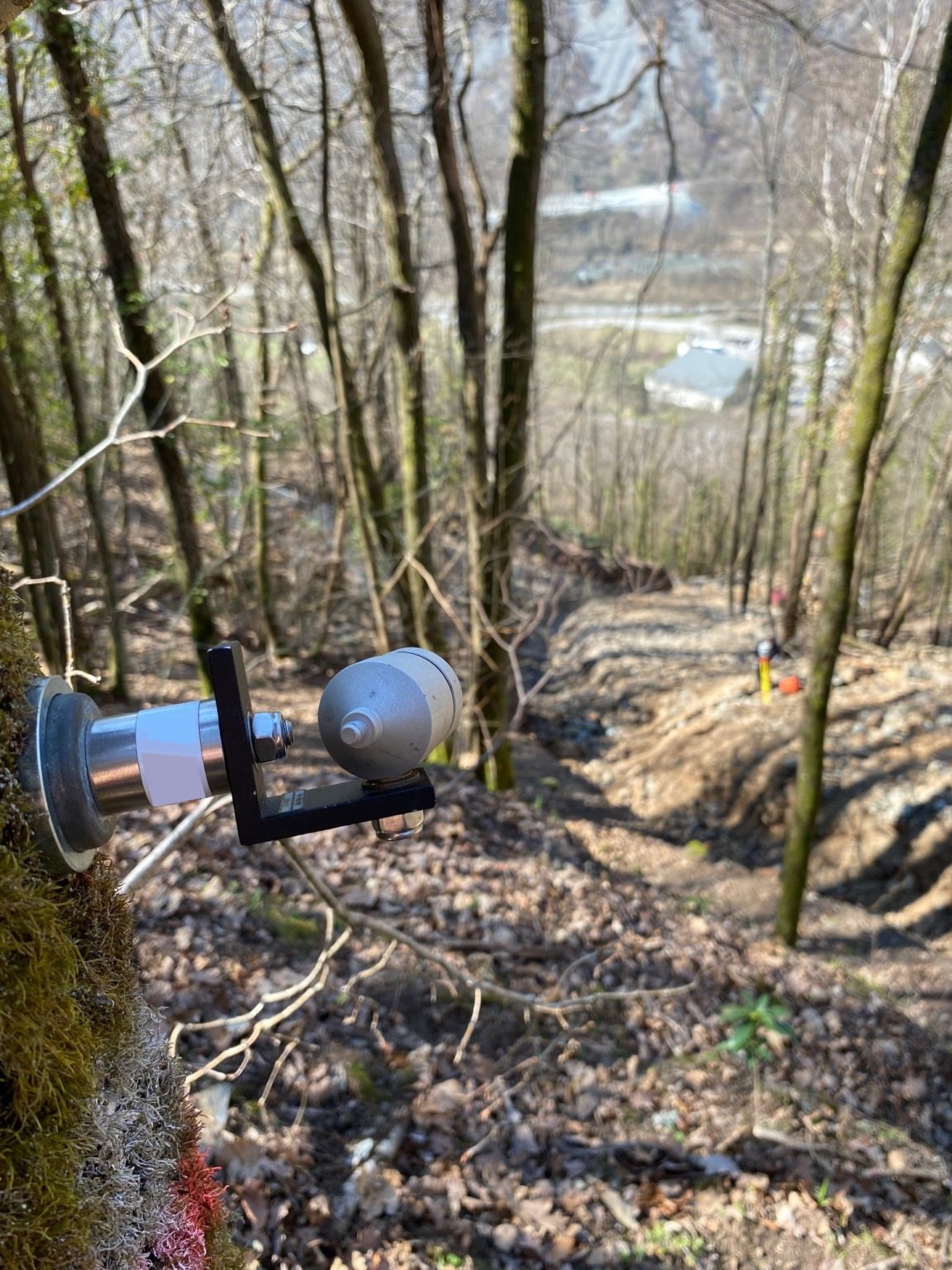 Un prisme de référence pour le chantier de Livet Gavet.